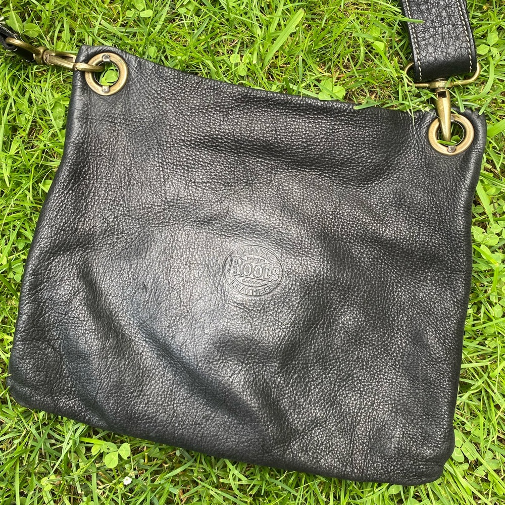 ROOTS crossbody tribe leather buckle front purse black - Picture 5 of 8